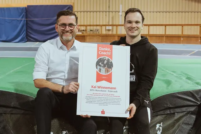 Adrian Gomolla (l.) ehrt den erfolgreichen Trainer Kai Winnemann | Foto: Rico Fischer