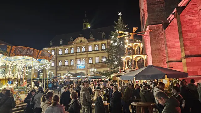 Zahlreiche Besucherinnen und Besucher genießen die besondere Atmosphäre in der Altstadt. | Foto: Eva Bender