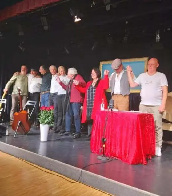 Das Ensemble von LIEBE GROßGESCHRIEBEN v.l. Hubert Seelinger (Sound),  Hank Hambone (DDM), JJ (DDM), Herbert Gärtner (DDM), Mary Decker (DDM), Fritz Pechovsky &amp; Liesel Görtz (Schauspiel), Thorsten Gormanns (DDM), Daniel Frenz (Regie) | Foto: Michael Oexner