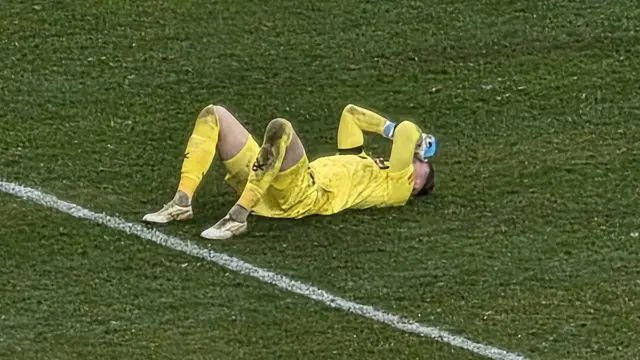 FCK-Torwart Julian Krahl am Boden nach der Partie gegen den FC Magdeburg. Das Bild entbehrt nicht einer gewissen Symptomatik der vergangenen Wochen. | Foto: Jens Vollmer