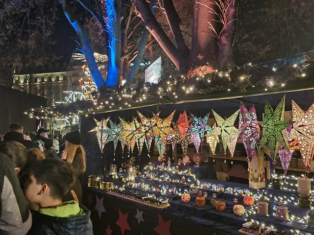 An den unzähligen Ständen findet man schöne Weihnachtsgeschenke, Dekoartikel und natürlich viele Leckereien. | Foto: BAS
