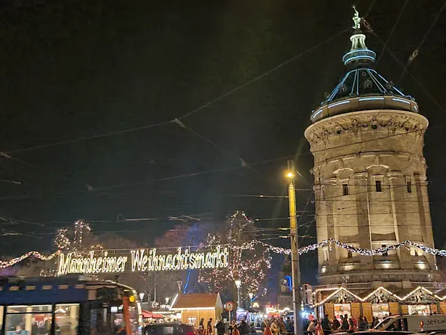 Der Mannheimer Weihnachtsmarkt am Wasserturm ist einer der ältesten und größten Weihnachtsmärkte Deutschlands. | Foto: BAS