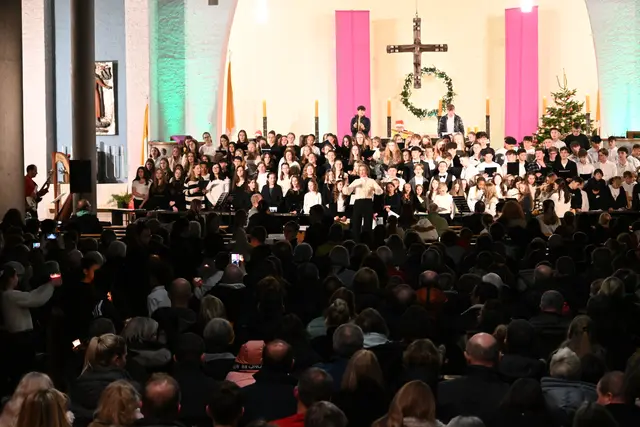 Brigitte Rausch dirigiert den Projektchor des Sickingen-Gymnasiums. | Foto: Sickingen-Gymnasium Landstuhl