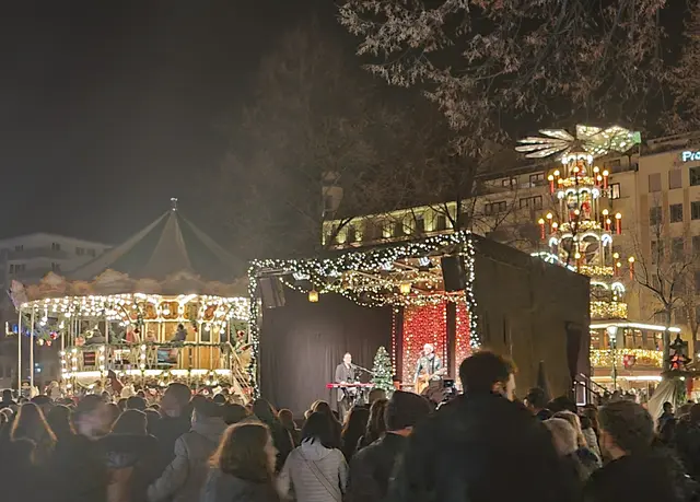 Am Samstagabend war der Weihnachtsmarkt sehr gut besucht, besonders rund um die Bühne mit Livemusik wurde es eng. | Foto: BAS