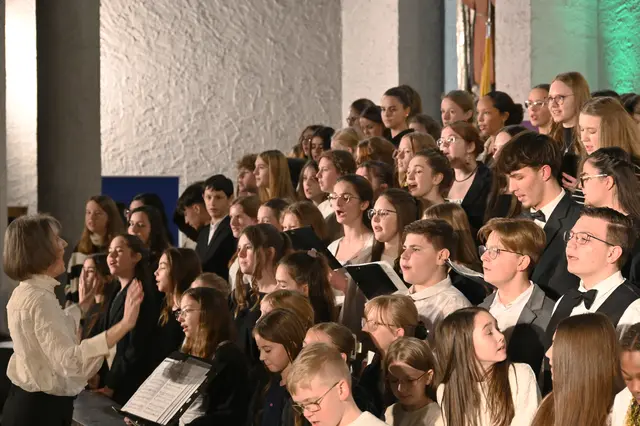 Brigitte Rausch dirigiert den Projektchor des Sickingen-Gymnasiums. | Foto: Sickingen-Gymnasium Landstuhl