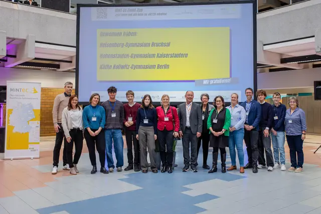 Siegerehrung mit HBG-Schulleiter Manuel Sexauer (4. von rechts) und HBG-MINT-Koordinatorin Nina Bayat (5. von rechts) | Foto: MINT-EC