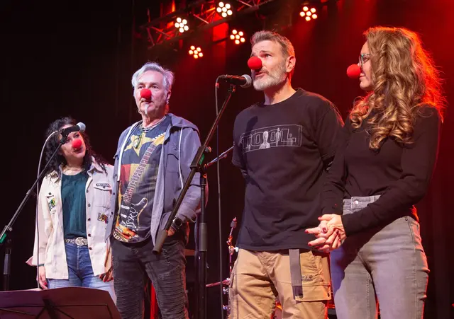Das Orgateam mit roter Nase: Linda und Markus Christ-Otto, Julia und Christoph Polanetz von „BandUp! for Charity“ | Foto: Bea Roth/gratis