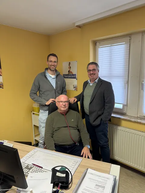 Forum Valentinum in Obermoschel:  sitzend vorne Standortleiter Uwe Mannweiler, links stehend medizinischer Gesamtleiter Dr. Dr. Martin Kempkes, rechts stehend Regionalleiter Centric Health Rheinland-Pfalz Kai-Ingo Seidel  | Foto: Arno Mohr 