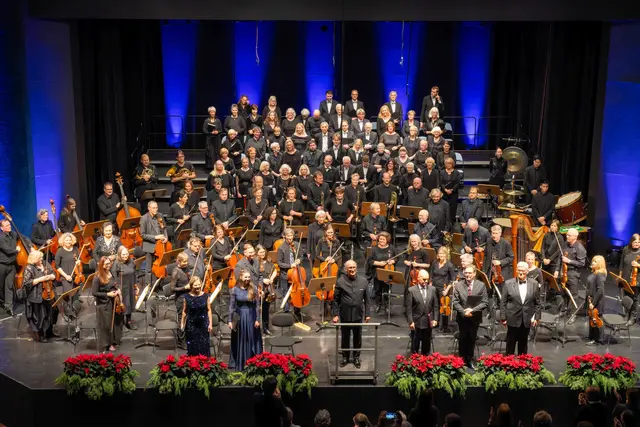 Liedertafel und Symphonieorchester Neustadt unter der Leitung von Jürgen Weisser nach der Aufführung von Pablo Casals El Pessebre  | Foto: Mario Schaaf 