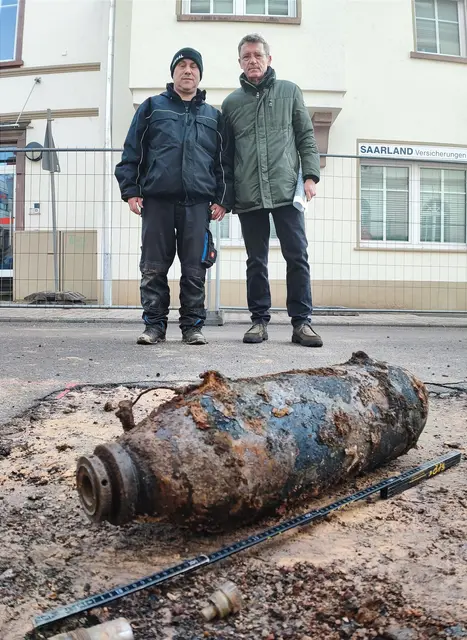 Kampfmittelexperte Uwe Diener und St. Wendels Bürgermeister Peter Klär mit der entschärften Fliegerbombe
 | Foto: Kreisstadt St. Wendel / Josef Boneberger 