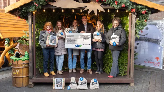 Bei der Spendenübergabe: Anne Knauber (von links, Tierheim Kaiserslautern), Anna Raab (Frauenzuflucht Kaiserslautern), Franziska Emrich (Kinderhospiz Kaiserslautern), Dr. Arvid Blume (Vorstand SWK), Carolin Koppenhöfer (Caritas/Glockestubb) und Sabrina Jacob (Kinderhospiz Kaiserslautern) | Foto: SWK/gratis