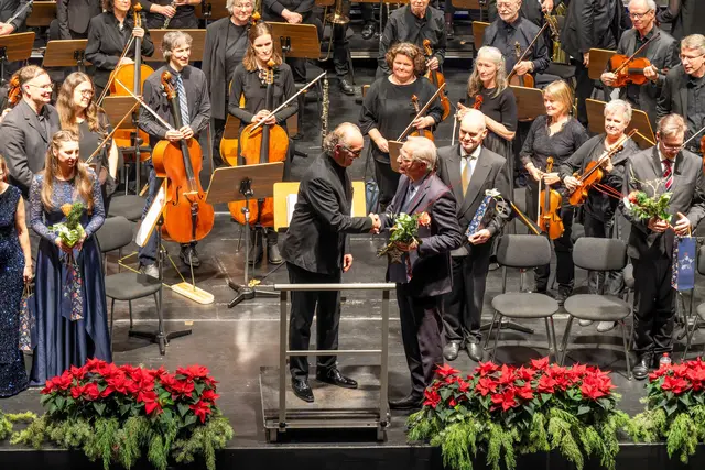 Frank Sobirey, Vorsitzender der Liedertafel, dankt dem Dirigenten Jürgen Weisser | Foto: Mario Schaaf