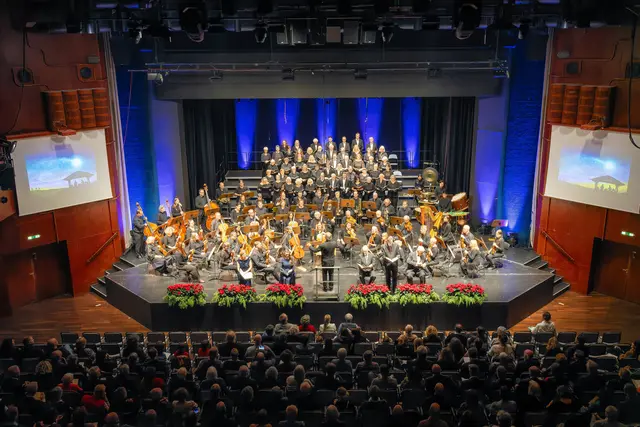 Begeisterndes Weihnachtskonzert von Liedertafel und Symphonieorchester Neustadt im Saalbau | Foto: Mario Schaaf