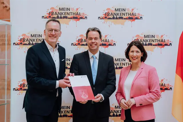 Foto der letzten Förderbescheidübergabe durch Innenminister Michael Ebling und Wirtschaftministerin Daniela Schmitt im Dezember 2024. In der Mitte ist der Frankenthaler Oberbürgermeister Dr. Nicolas Meyer.  | Foto: Stadt Frankenthal