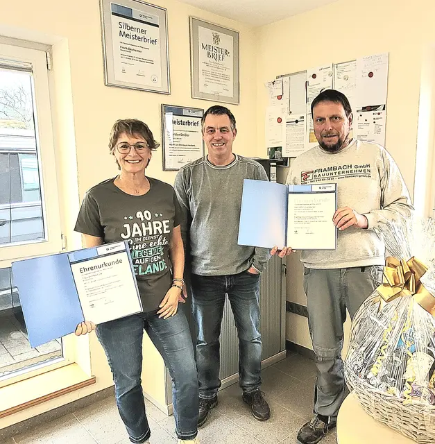 Ehre, wem Ehre gebührt (von links): Andrea Ries, Firmenchef Frank Dexheimer und Christian Walter | Foto: Frank Dexheimer/gratis