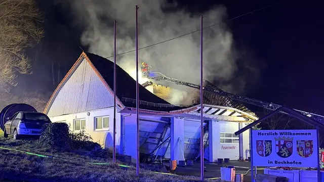 Der Dachstuhl des Feuerwehrhauses in Bechhofen ist in der Nacht zum Sonntag eingestürzt. Die Feuerwehr war mit mehreren Einheiten im Einsatz. | Foto: Freiwillige Feuerwehr Bruchmühlbach-Miesau
