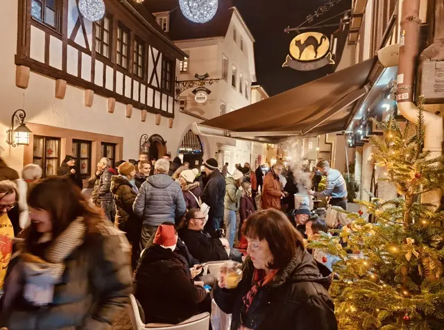 Gemeinschaft in der Altstadt: Besucher genießen den Hintergassen-Weihnachtsmarkt zugunsten des Kinderschutzbundes Neustadt. | Foto: Hörnschemeyer