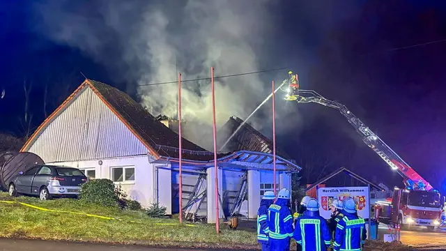 Die Feuerwehr bekämpft in der Nacht zum Sonntag den Dachstuhlbrand am Gerätehaus in Bechhofen. Das Gebäude wurde schwer beschädigt. | Foto: Freiwillige Feuerwehr Bruchmühlbach-Miesau
