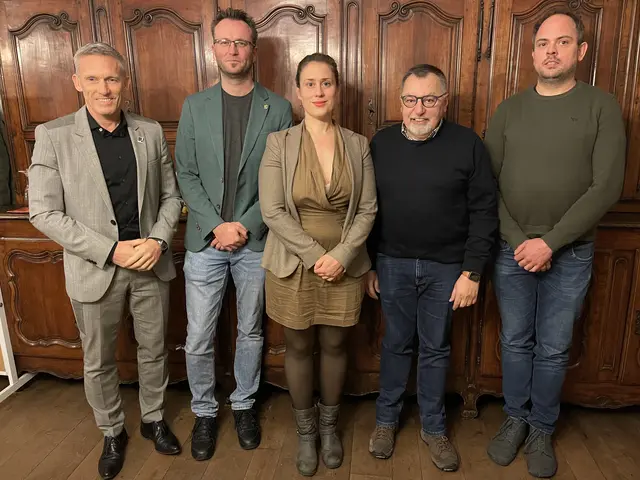 Das „große“ Gruppenfoto zeigt die Gründungsmitglieder der Stiftung, das „kleine“ den neu gewählten Vorstand der Stiftung (von links): Landrat Ralf Leßmeister (Kaiserslautern), Landrat Johannes Huber (Kusel), Elaine Neumann (Musikantenlandmuseum Burg Lichtenberg), Harald Weber (Niederkirchen) und Florian Trautmann (Eßweiler). | Foto: Christiane Steinmetz/gratis