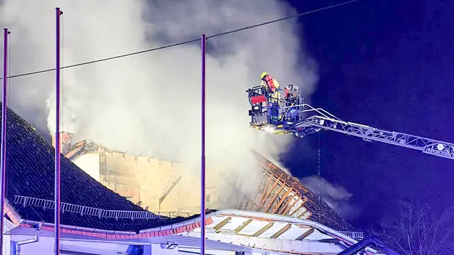 Einsatzkräfte bekämpfen in der Nacht den Brand am Feuerwehrhaus in Bechhofen. Der Dachstuhl war bereits weitgehend eingestürzt. | Foto: Freiwillige Feuerwehr Bruchmühlbach-Miesau