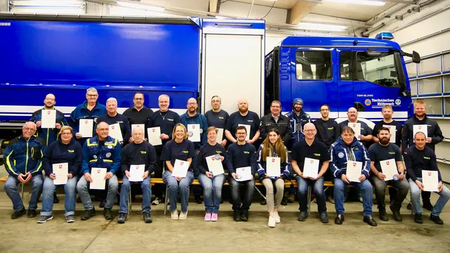 Die anwesenden Trägerinnen und Träger der Hochwasser-Ehrennadel des Landes Niedersachsen. vordere Reihe (v.l.n.r.): Gerd Becker (als THW-Helfersprecher), Beate Staudte, Jochen Schneider, Karl-Heinz Alles, Susanne Kraus, Bianka Delgado, Francesco Kraus, Sara Schmitt, Michael Becker, Josef Stoll, Jan-Luca Schwan, Stefan Schumacher. hintere Reihe: Mischa Heldt, Martin Schneider, Martin Klein, Marco Alles, Volker Keller, Jens Kraus, Peter Alles, Thorsten Klein, Günter Schmitt, Philipp Becker, Benjamin Beelitz, Steven Bier, Michael Schultheiß, Marcel Schütz es fehlt: Tobias Staudte | Foto: THW/Mischa Heldt