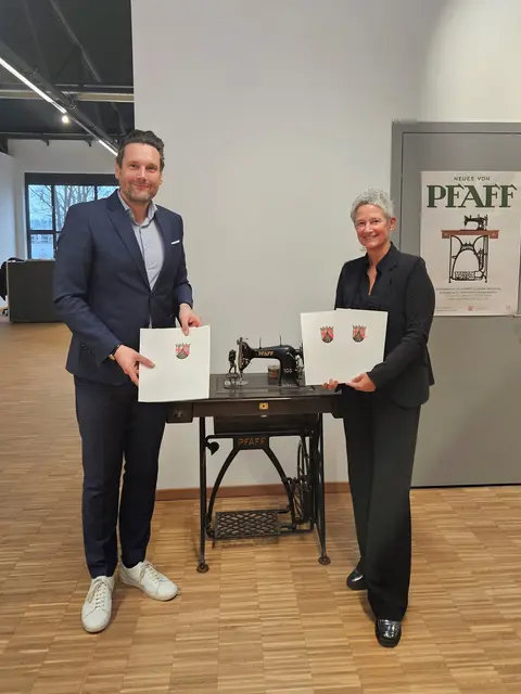 Kaiserslauterns Oberbürgermeisterin Beate Kimmel nimmt die Förderbescheide aus den Händen von Staatssekretär Daniel Stich entgegen | Foto: Stadt Kaiserslautern