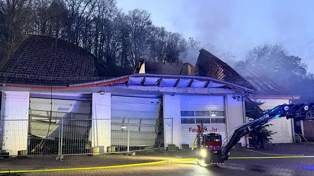 Am Morgen nach dem Brand zeigt sich das ganze Ausmaß der Schäden am Feuerwehrhaus in Bechhofen. Der Dachstuhl stürzte ein, die Tore wurden stark deformiert. | Foto: Freiwillige Feuerwehr Bruchmühlbach-Miesau