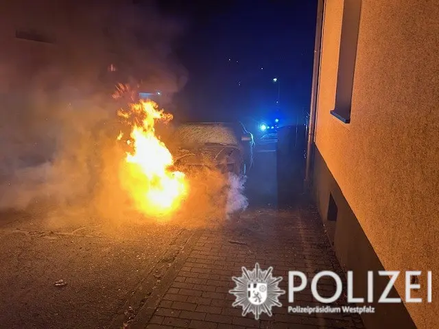 Gegen 1.30 Uhr bemerkte ein aufmerksamer Anwohner einen hellen Flammenschein | Foto: Polizeipräsidium Westpfalz