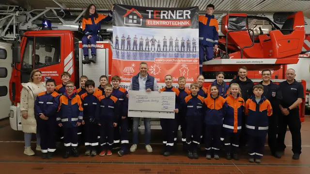 Stefan Terner und seine Frau Sarina (links) überreichen Jugendsprecherin Sophia einen symbolischen Spendenscheck für die Jugendfeuerwehr Otterberg | Foto: Harald Laier/gratis