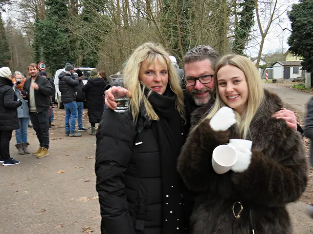 Vorstand Frank Riedel zwischen zwei schönen Frauen "eingebettet" | Foto: Brigitte Melder