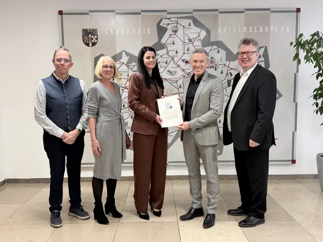 Von links: Kreisbeigeordneter Peter Schmidt, Sigrid Katschinski (Leiterin des Gesundheitsamts), Dr. Szandra Schäffer, Landrat Ralf Leßmeister und Büroleiter Achim Schmidt | Foto: Reiner Voß/Kreisverwaltung Kaiserslautern