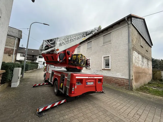 Zur weiteren Lageerkundung setzte die Feuerwehr eine Drehleiter ein  | Foto: Freiwillige Feuerwehr VG Otterbach-Otterberg