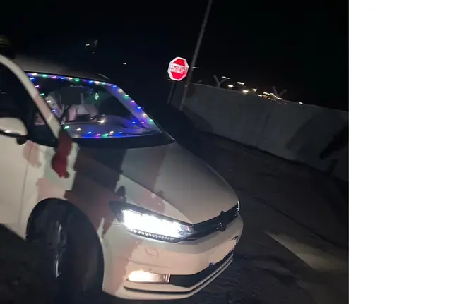 Entlang der Windschutzscheibe sowie im Bereich des Armaturenbretts hatte der Fahrzeugführer eine sehr helle und farbige LED-Lichterkette angebracht | Foto: Polizeiautobahnstation Kaiserslautern