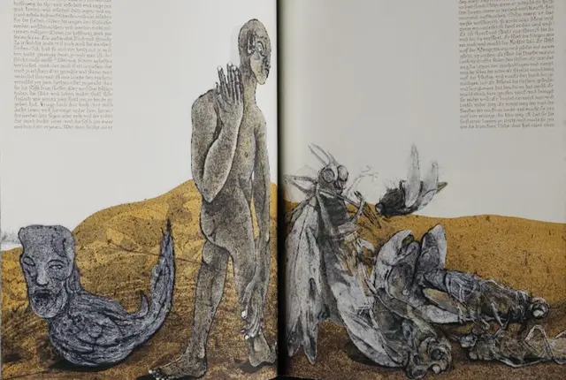 Wolfgang Buchta / Konrad Planegger: Buch Hiob (nach Martin Luther, 1534), Künstlerbuch, 2016.
Eine zeitgenössische Bilddeutung des Hiob-Stoffes: Der geschundene Körper, umgeben von dämonisch anmutenden Wesen, steht für Krankheit, Prüfung und die existentielle Frage nach Sinn. Text und Bild treten hier in einen dialogischen Spannungsraum zwischen Theologie, Kunst und Gegenwart.
 | Foto: Quelle: Google Arts &amp; Culture © Herzog August Bibliothek Wolfenbüttel