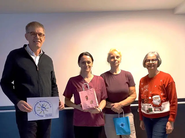 v. l. n. r.: Boris Bohr, zwei Mitarbeiterinnen des Wohnheims, Beate Wirtgen-Bohr  | Foto: Aktion Sonnenschein 