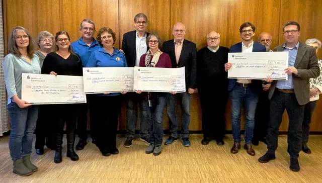 Vorstand des St. Johannisvereins mit Spendenempfängern  | Foto: Verein 