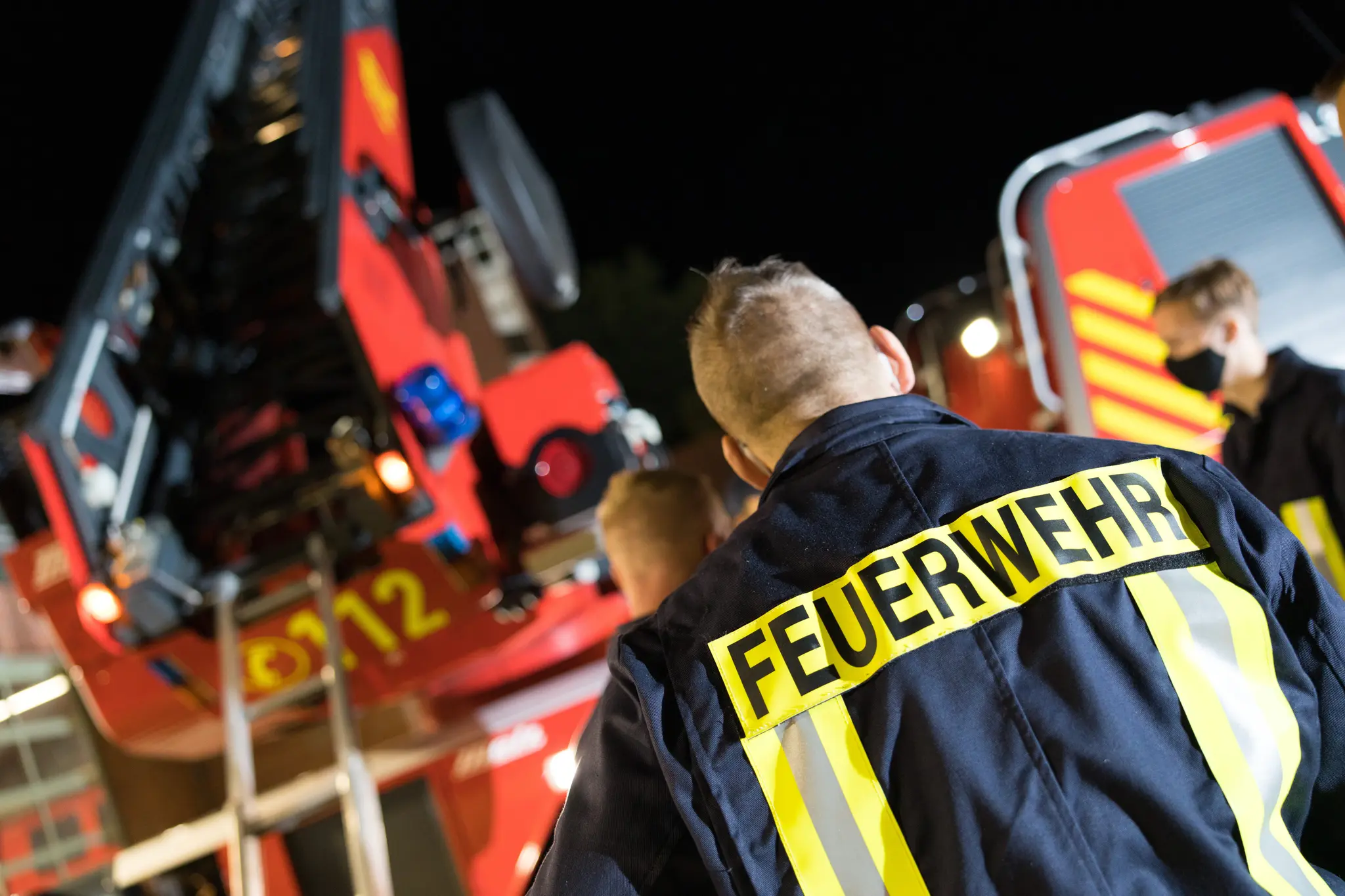 N-chtlicher-Brand-Unbekannte-z-nden-w-hrend-der-L-scharbeiten-Feuerwerk