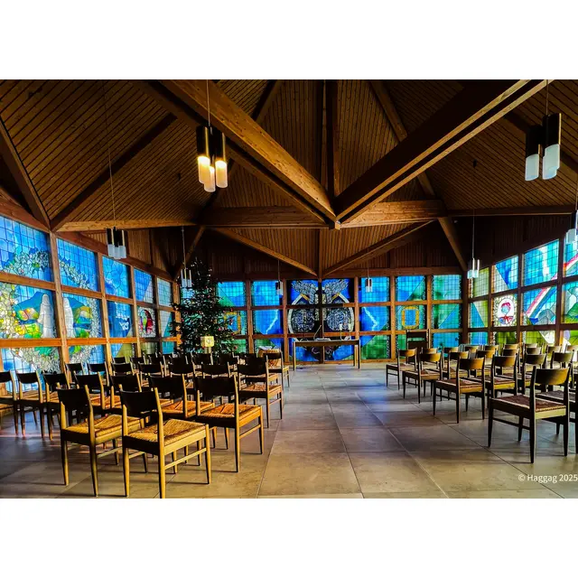 Kapelle des Diakonissenkrankenhauses Speyer.
Ein Raum der Stille und Sammlung: Licht, Holz und farbige Glasfenster schaffen einen Ort, an dem Krankheit, Hoffnung und Glaube miteinander in Dialog treten – besonders in der  Krankenhauskapelle in Speyer:
Ein Ort der Ruhe, des Gebets und der inneren Einkehr zwischen Krankheit und 
 | Foto: Foto: © Z. Haggag, 2025