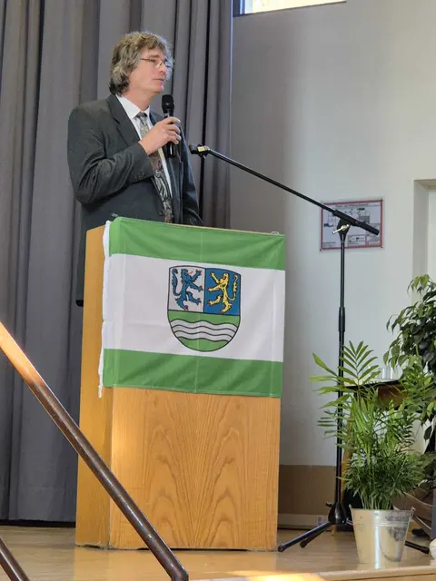 1250 Jahre Alsenz, Pfarrer Andreas Echternkamp betont die langjährig gute Verbindung zwischen Kirche und Politischer Gemeinde sowie der Christen in Alsenz  und hielt eine Andacht bei dem Festakt  | Foto: Arno Mohr 