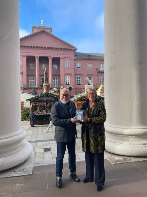Freundeskreis-Vorsitzende Susanne Freytag und KME-Geschäftsführer Martin Wacker bei der Spendenübergabe vor der Evangelischen Stadtkirche am Karlsruher Marktplatz | Foto: KME
