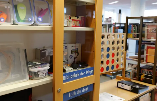 Gegen Langeweile: Eltern können gemeinsam mit dem Nachwuchs in der "Bibliothek der Dinge" nach Spielen und Bastelmöglichkeiten stöbern | Foto: Pfalzbibliothek/Fabian Striehl/gratis