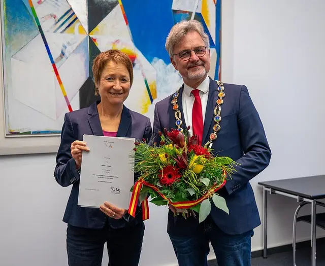 Bettina Lisbach ist in das Amt der Ersten Bürgermeisterin eingeführt worden. Sie übernimmt damit die Stellvertretung von Oberbürgermeister Dr. Frank Mentrup, der ihr die Urkunde überreichte | Foto: Stadt Karlsruhe, Boris Burghardt