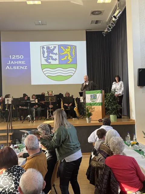 1250 Jahre Alsenz, der Landrat Rainer Guth gratuliert 
Geschenk: Deutsche Eiche   | Foto: Arno Mohr 
