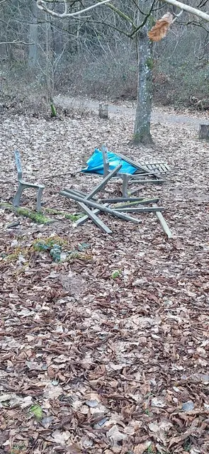 Vor den Ruhebänken machten die Vandalen ebenfalls nicht Halt: Lehnen und Sitzflächen wurden zerstört | Foto: Klaus Alt/gratis