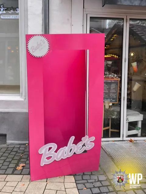 Bei dem Diebesgut handelt es sich um eine rosafarbene Box mit der Aufschrift „Babe’s“, die als Fotomotiv für Passanten genutzt werden konnte | Foto: Polizeipräsidium Westpfalz