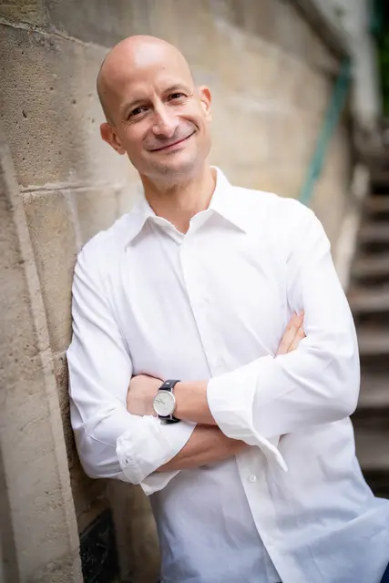 Dirigiert das "SWR Junge Opernstars"-Konzert mit der Deutschen Radio Philharmonie in der Fruchthalle: Guillermo Garcia Calvo | Foto: David Bohmann/gratis