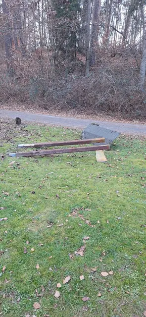 Die Holztafel wurde umgeschmissen und in ihre Einzelteile zerlegt | Foto: Klaus Alt/gratis