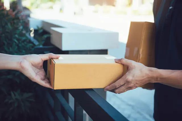 In der Plauener Straße ist es am Montagnachmittag zu einem Vorfall zwischen einem 62-jährigen Mann und einem Paketboten gekommen, der für den 62-Jährigen strafrechtliche Konsequenzen hatte | Foto: wutzkoh/AdobeStock_257634721