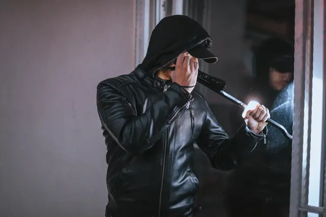 Unbekannte nutzen gekipptes Fenster für Einbruch / Symbolbild | Foto: qunica.com/Stock.adobe.com