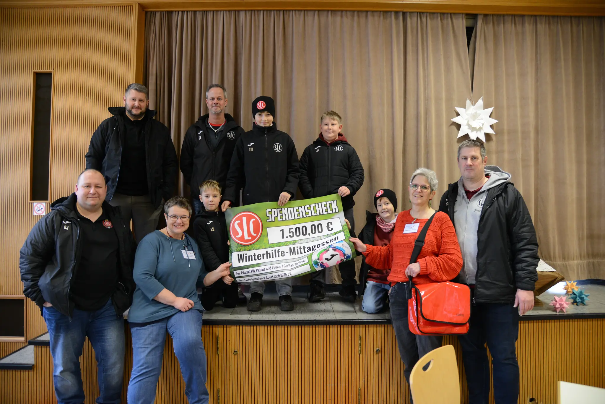 Fu-ballspieler-sammeln-1-500-Euro-f-r-G-ste-des-Winterhilfe-Mittagessens